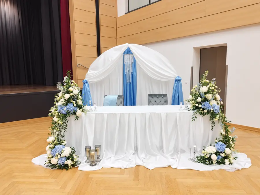 Hochzeitsdekoration mit weißen und hellblauen Blüten