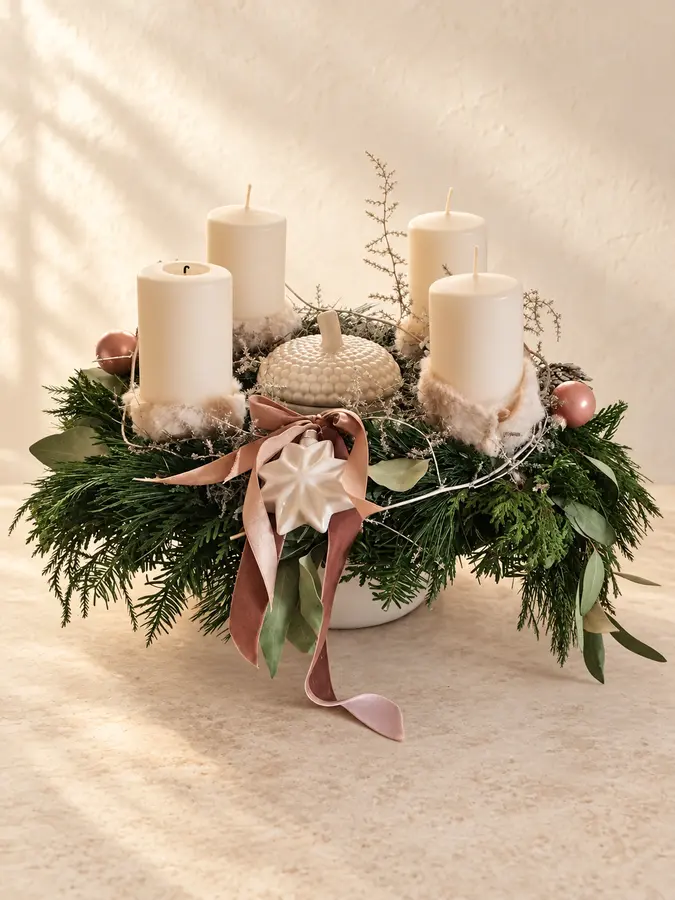 Adventsgesteck in Creme und Rosé