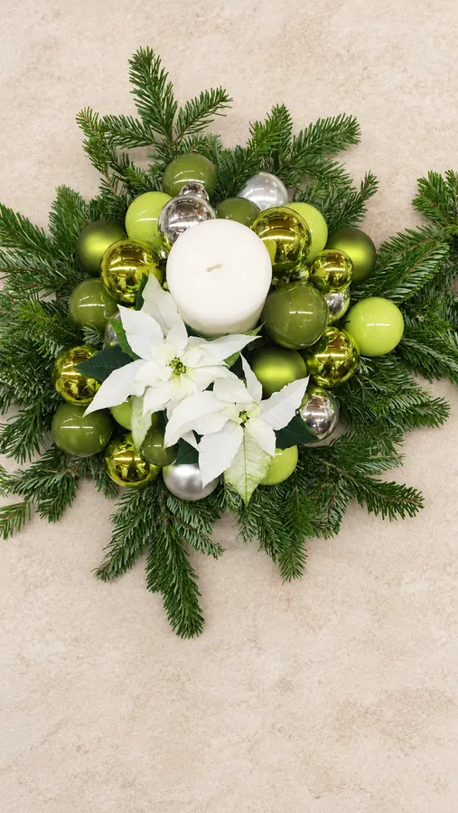 Weihnachtsgesteck in Grün und Gold
