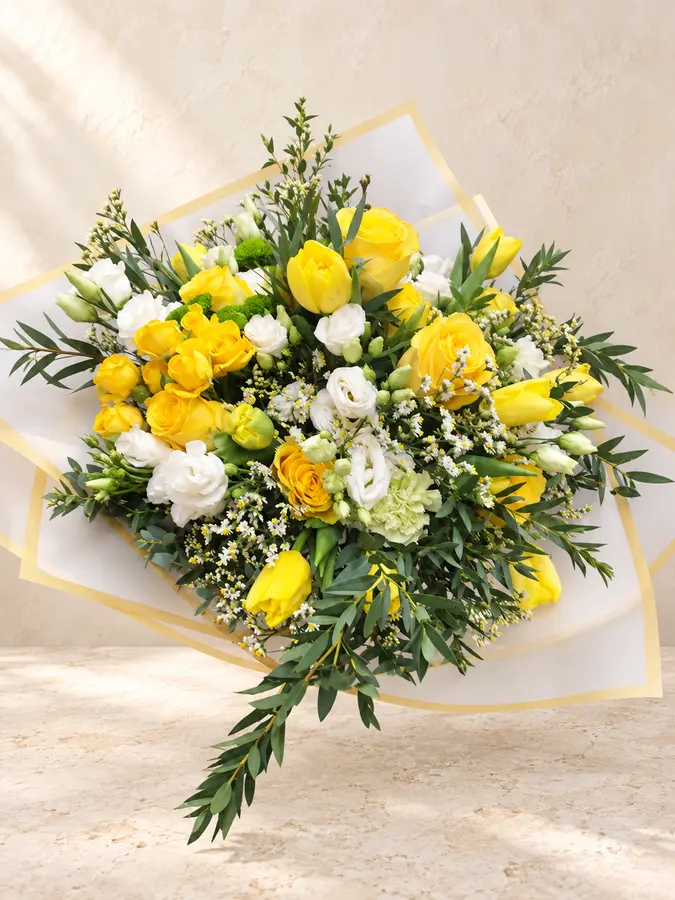 Frischer Blumenstrauß in Gelb und Weiß