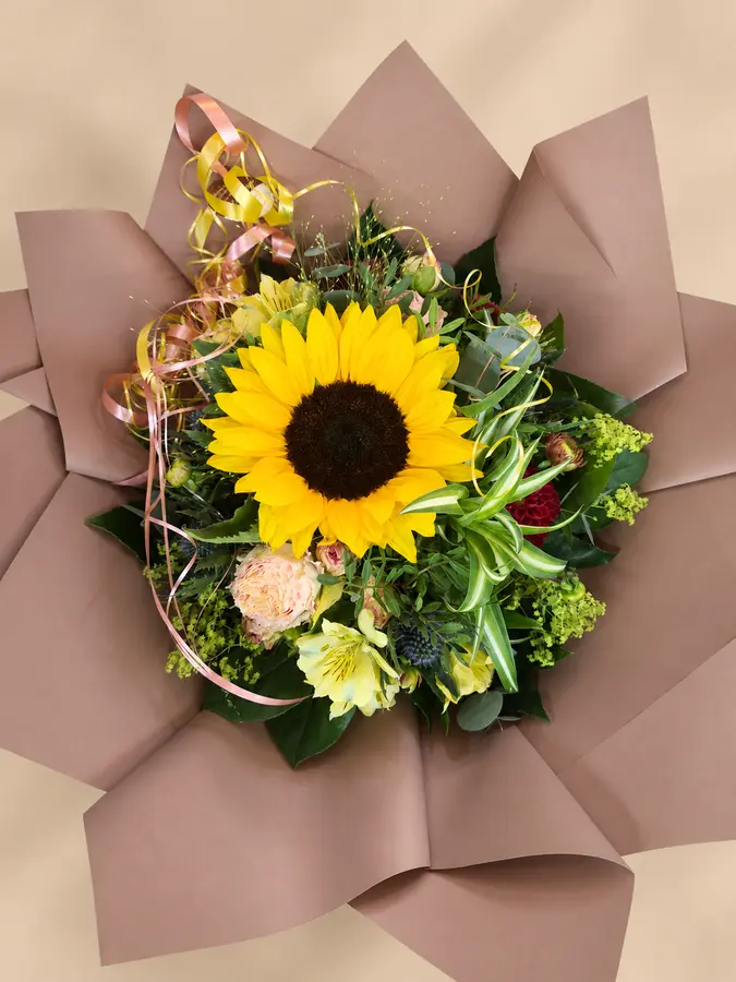 Sommerlicher Blumenstrauß mit Sonnenblume und gelben Rosen