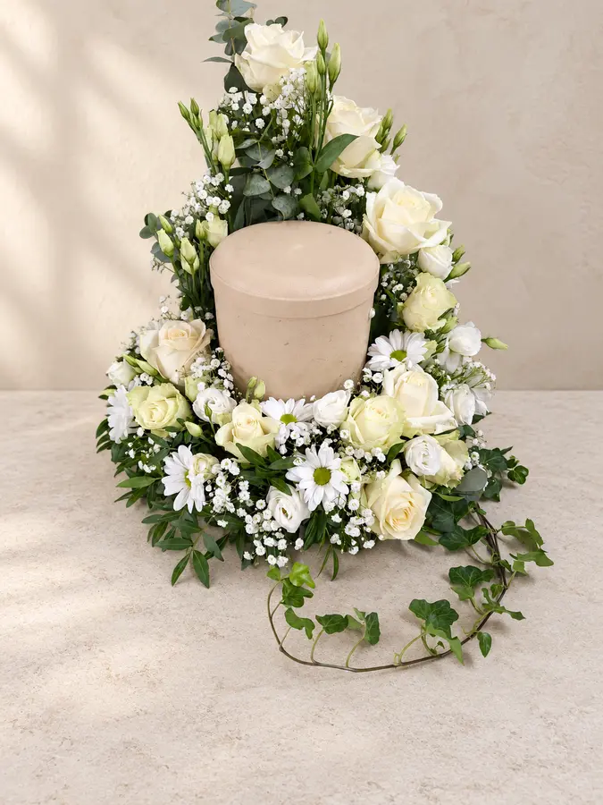 Urnenschmuck mit weißen Rosen und Efeu